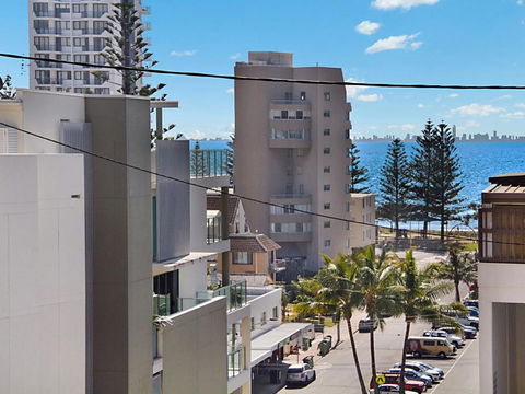 Woobera Unit 14 On The Hill Overlooking Tweed Heads & Coolangatta - Tourism Cairns 3