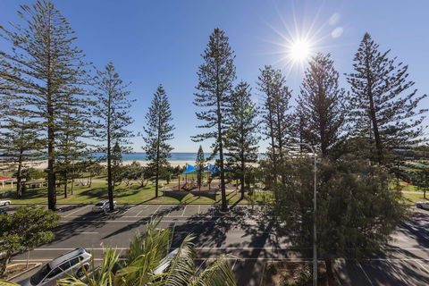 Oaks Gold Coast Calypso Plaza Suites - Tourism Cairns 4