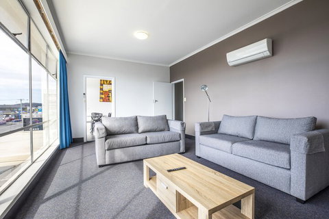 Nightcap At Carlyle Hotel - Tourism Cairns 3