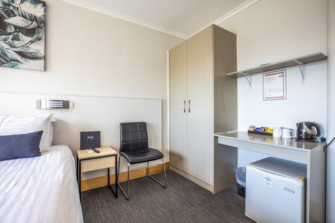 Nightcap At Carlyle Hotel - Tourism Cairns 7