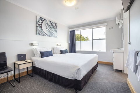 Nightcap At Carlyle Hotel - Tourism Cairns 6