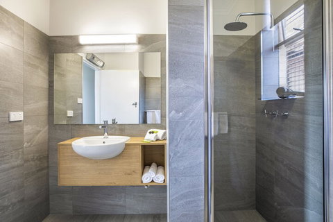 Nightcap At Carlyle Hotel - Tourism Cairns 5