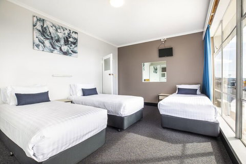 Nightcap At Carlyle Hotel - Tourism Cairns 4