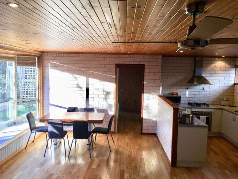 Romantic Getaway With Spa & Wifi Pet Friendly - Tourism Cairns 5