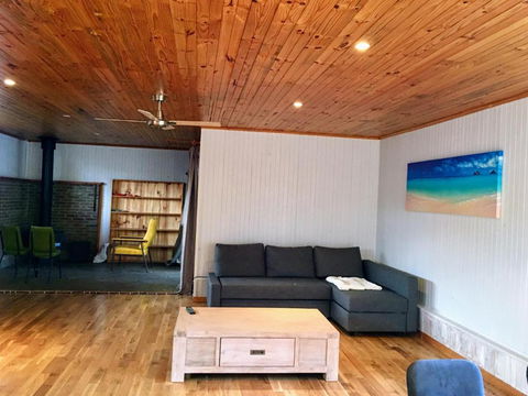 Romantic Getaway With Spa & Wifi Pet Friendly - Tourism Cairns 4