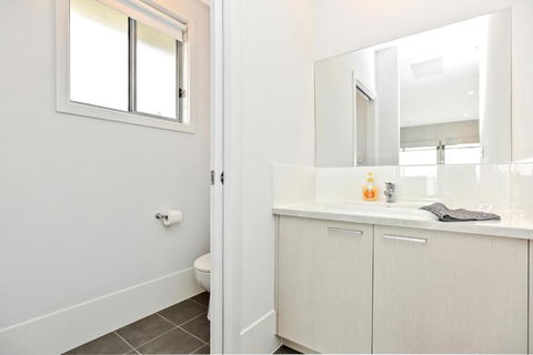 Avaya Sellicks Beachfront Getaway WiFi - Tourism Cairns 5