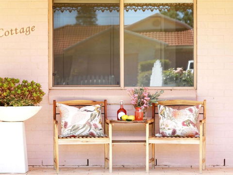 That Pink House! Comfortable Home Away From Home - Tourism Cairns 2