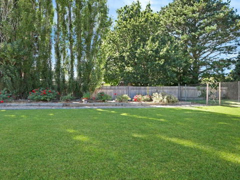 That Pink House! Comfortable Home Away From Home - Tourism Cairns 4