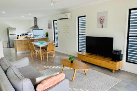WHITSUNDAY Brand New Townhouse Close To Boardwalk - Tourism Cairns 0
