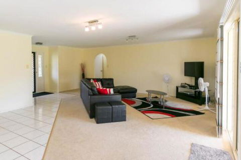 Cozy Family Holiday House - Tourism Cairns 3