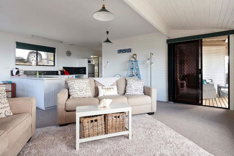KINGFISHER COTTAGE Beachfront At The Binalong Bay - Tourism Cairns 6