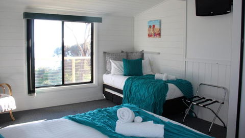 KINGFISHER COTTAGE Beachfront At The Binalong Bay - Tourism Cairns 3
