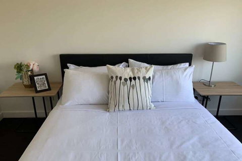 Delicate Bundoora Townhouse 10 - Tourism Cairns 6