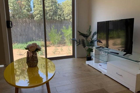 Delicate Bundoora Townhouse 10 - Tourism Cairns 5