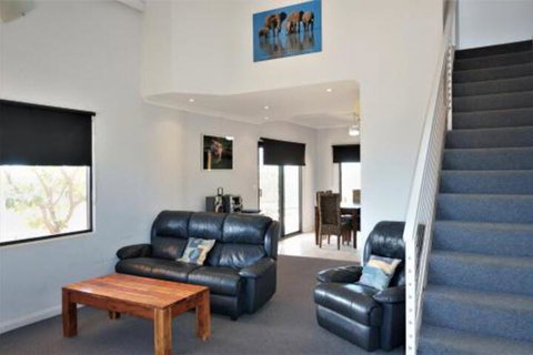 Ningaloo Breeze Villa 6 3 Bedroom Fully Self Contained Holiday Accommodation - Tourism Cairns 2