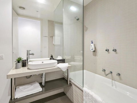 WATERFRONT THREE In The Heart Of Lorne - Tourism Cairns 3