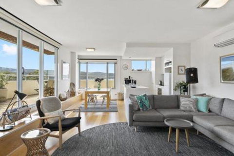 POINT GREY APARTMENT ONE VIEWPOINT - Tourism Cairns 5