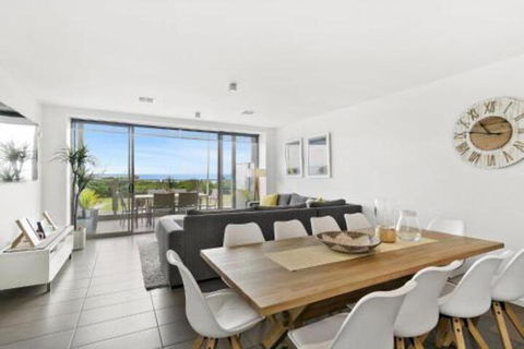 WATERFRONT TWO Position Perfect NEW LISTING 2019 - Tourism Cairns 5