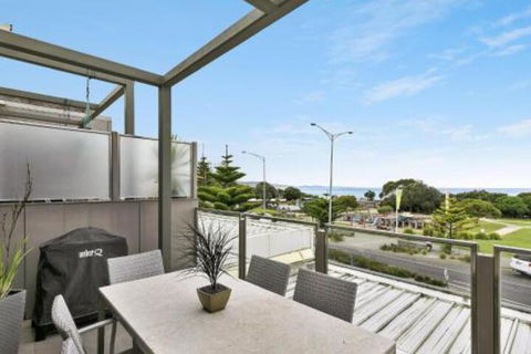 WATERFRONT TWO Position Perfect NEW LISTING 2019 - Tourism Cairns 3