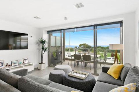 WATERFRONT TWO Position Perfect NEW LISTING 2019 - Tourism Cairns 4