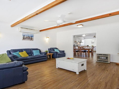 Whispering Waves Relaxing Beach House - Tourism Cairns 6