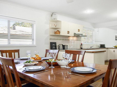 Whispering Waves Relaxing Beach House - Tourism Cairns 3