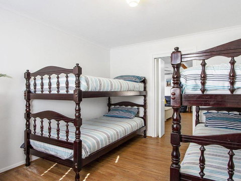 Whispering Waves Relaxing Beach House - Tourism Cairns 2