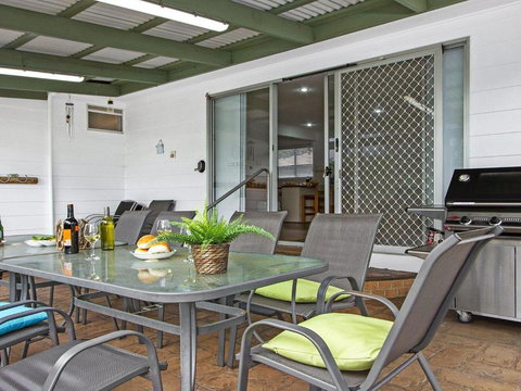 Whispering Waves Relaxing Beach House - Tourism Cairns 4