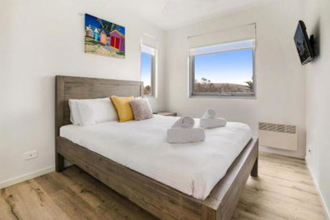 Seaside Apartment Getaway - Tourism Cairns 5