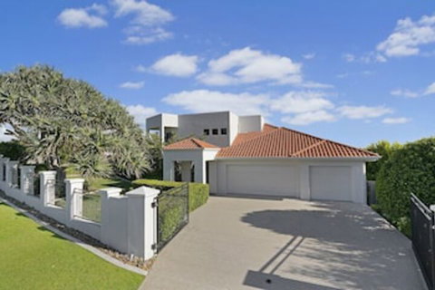 Castaways Beachside Family Retreat 44 Driftwood Drive - Tourism Cairns 0