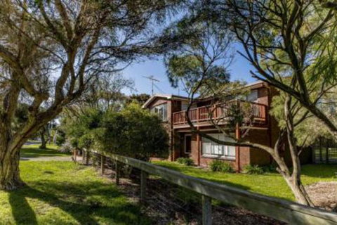 HIP NAUTIC 100 Metres To Beach - Tourism Cairns 2