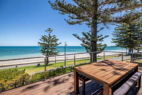 ULTIMA At The Bay Glenelg Absolute Beachfront - Tourism Cairns 4