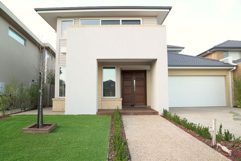 Waterfront Villa In Sanctuary Lakes - Tourism Cairns 1