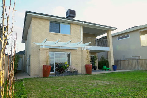 Waterfront Villa In Sanctuary Lakes - Tourism Cairns 0