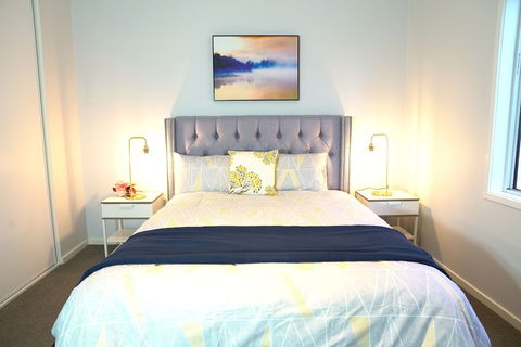 Waterfront Villa In Sanctuary Lakes - Tourism Cairns 6