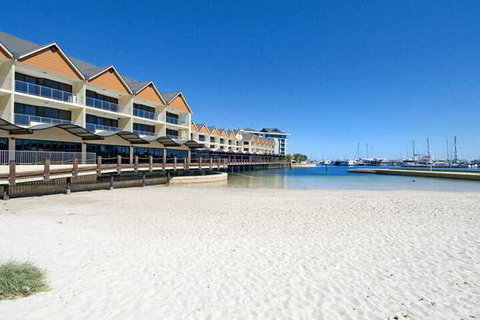 Quality Suites Crest Mandurah - Tourism Cairns 6