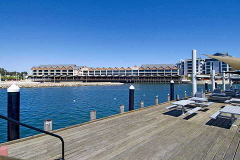 Quality Suites Crest Mandurah - Tourism Cairns 0