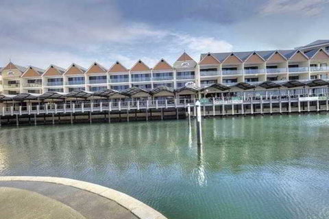 Quality Suites Crest Mandurah - Tourism Cairns 3