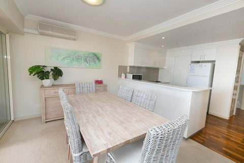 Whitesands Unit 402 34 38 North Street - Tourism Cairns 1