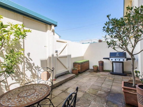 SEAVIEWS MORNINGTON.... - Tourism Cairns 1