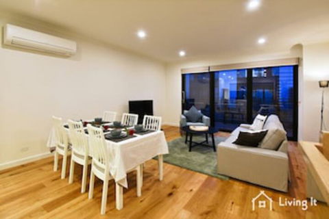Tomkins Townhouse - Tourism Cairns 0