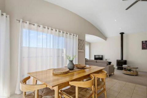 DRIFTWOOD VILLA Free Wifi Walk To Beach - Tourism Cairns 6