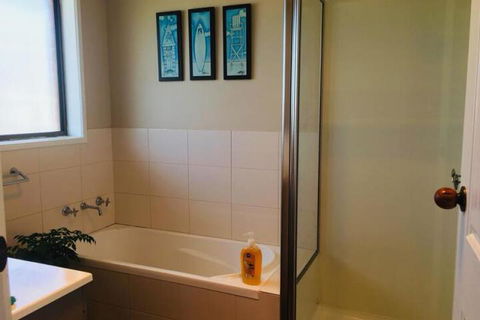 QUEEN BEDROOM FRIENDLY HOME PORTLAND - Tourism Cairns 3