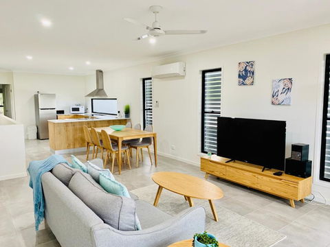 DAYDREAMING Airlie Beach Water Views & Only 200m To Boardwalk. - Tourism Cairns 1