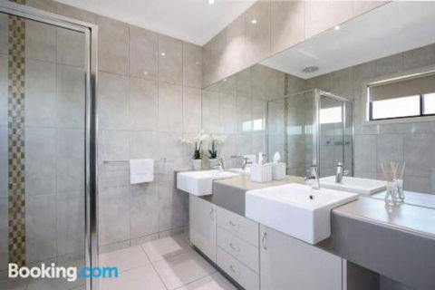 Cypress Townhouse 23 Suite - Tourism Cairns 3