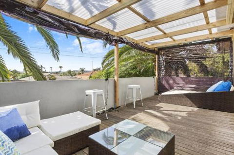 SANTORINI BEACH HOUSE SAFETY BEACH - Tourism Cairns 3