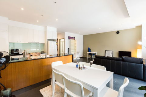 MEGAN, 2BDR Melbourne Apartment - Tourism Cairns 1