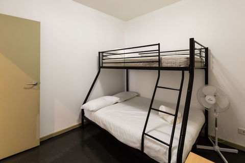 MEGAN, 2BDR Melbourne Apartment - Tourism Cairns 0