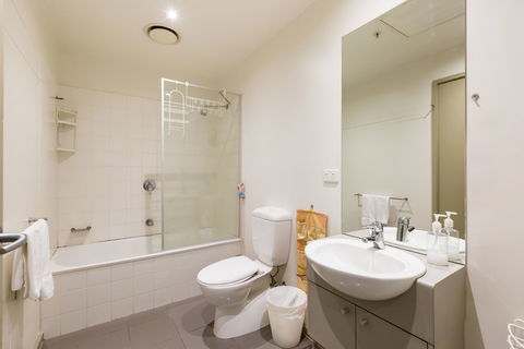 MEGAN, 2BDR Melbourne Apartment - Tourism Cairns 5
