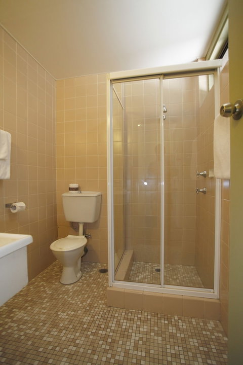 Maclin Lodge Motel - Tourism Cairns 5